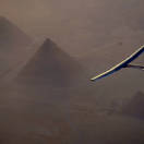 Il Solar Impulse 2 vola sopra le Piramidi: ora si prepara per entrare nella storia