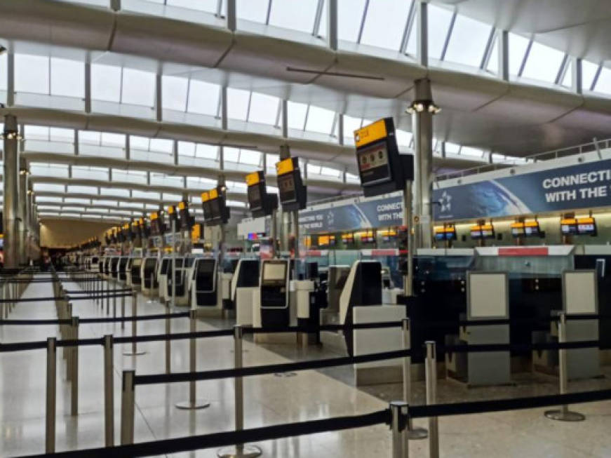 Code a Heathrow, lo scalo ai passeggeri: “Usate gli e-Gates”