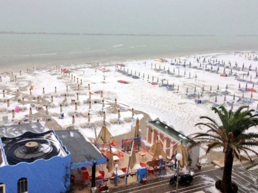 Effetto neve in spiaggia: super grandinata nelle Marche
