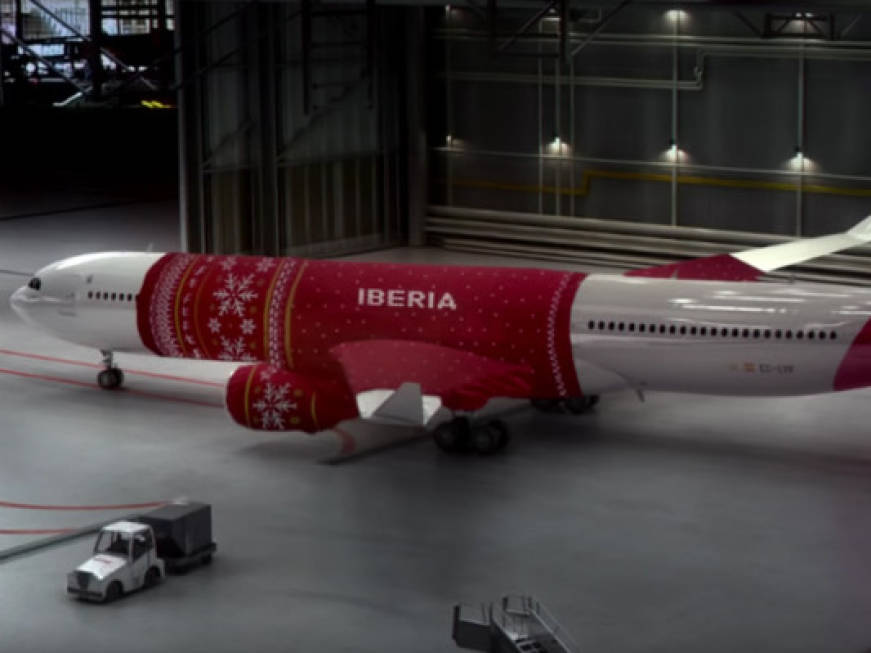 Arriva l'aereo con il maglione: il Natale secondo Iberia