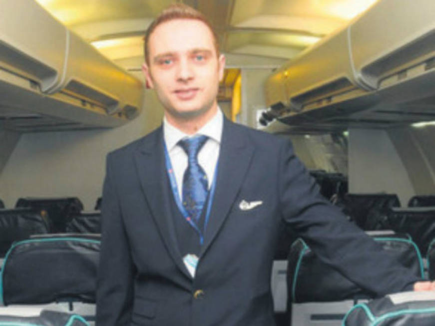 Nato in aereo è oggi assistente di volo, la storia di Erkan Geldi