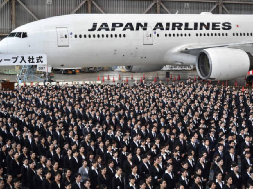 Japan Airlines, cerimonia nell&amp;#39;hangar per l&amp;#39;esercito di nuovi dipendenti