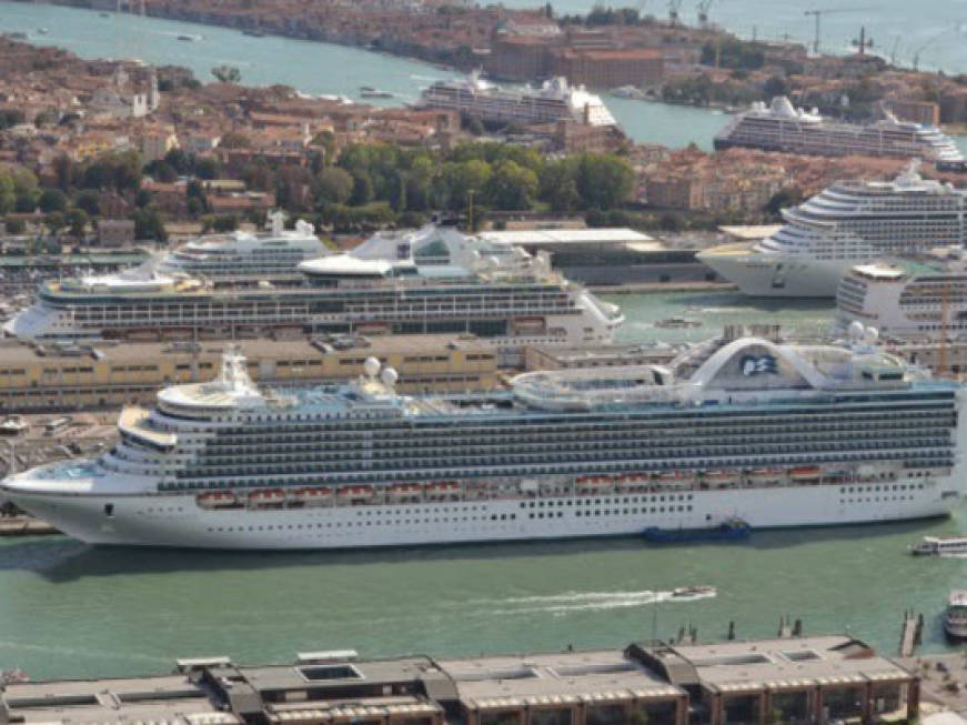 Venezia, gli abitanti votano contro le grandi navi
