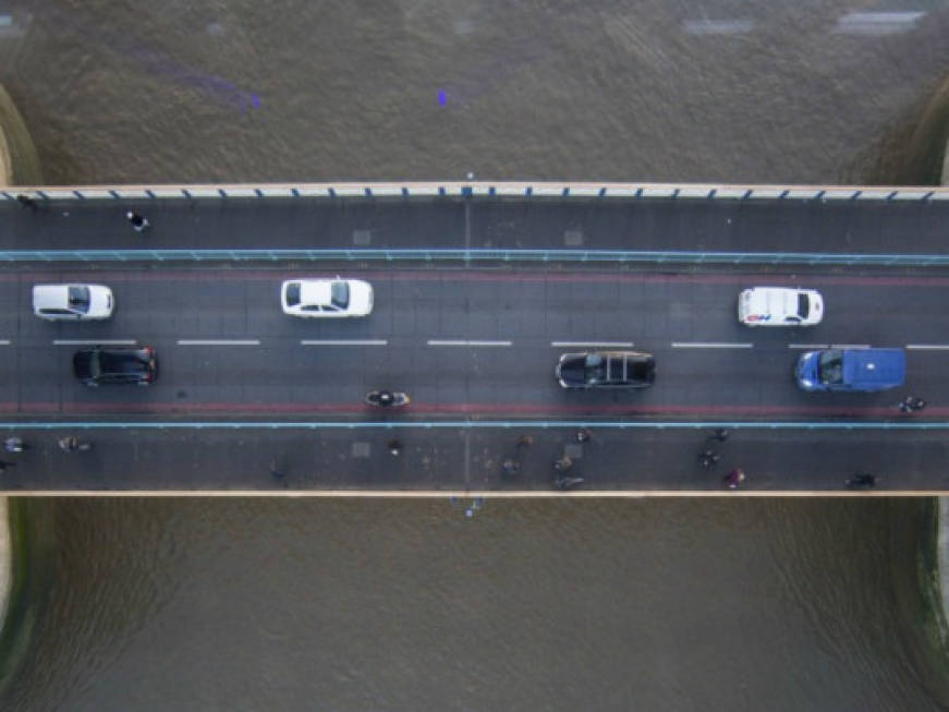 Tower Bridge, le immagini del ponte di vetro sospeso sul Tamigi