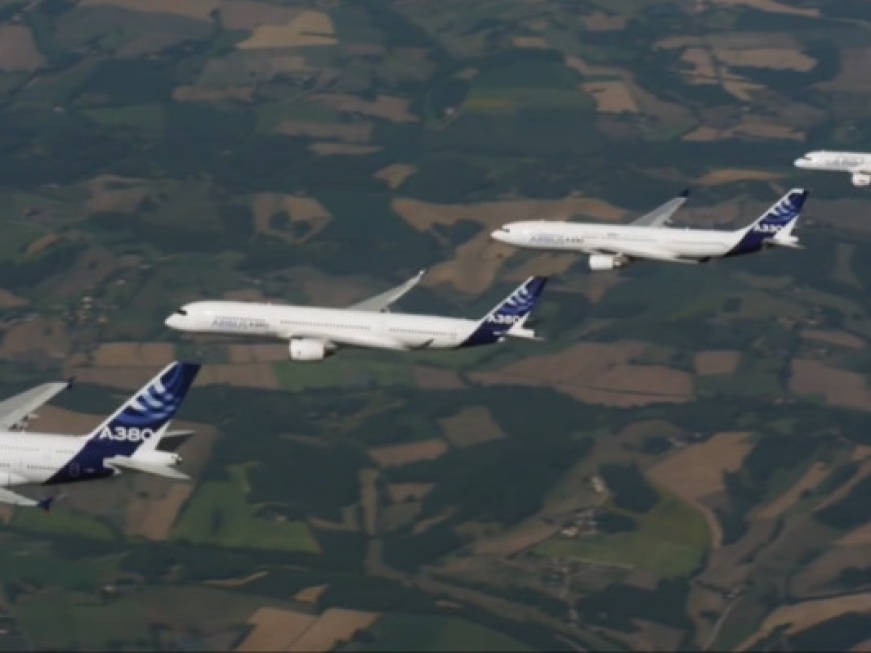 Il volo di famiglia degli aerei più grandi del mondo, il video
