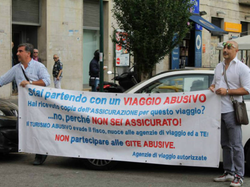 Agenti contro l’abusivismo: il video del blitz a Napoli contro i bus in partenza