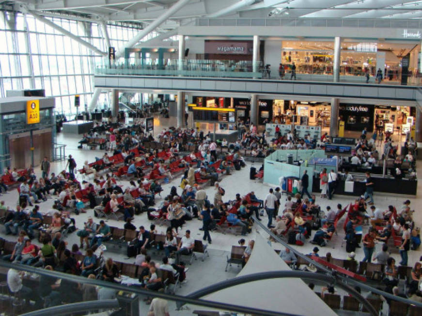Emergenza bagagli a Heathrow, ancora bloccati i nastri trasportatori