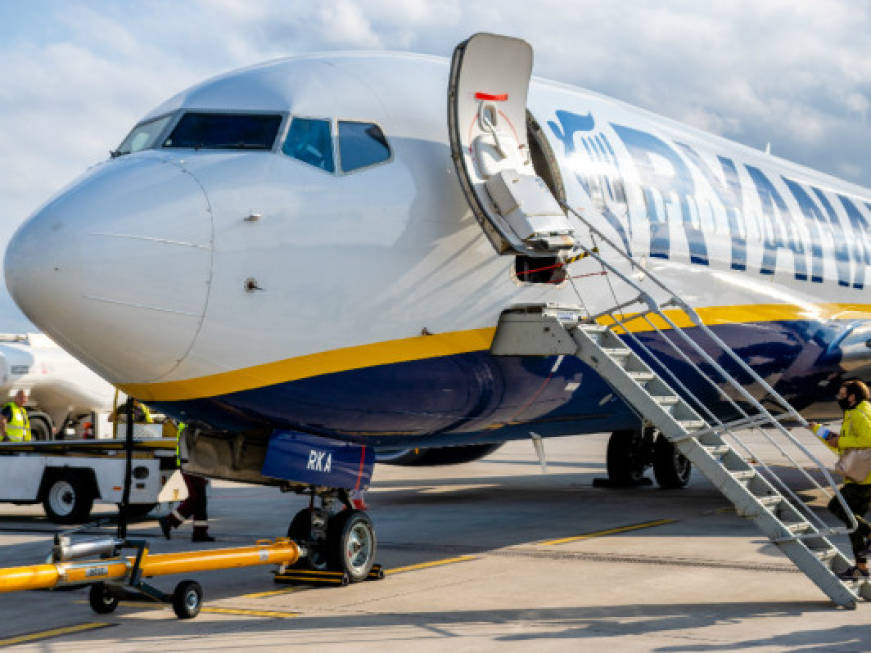 Crollo degli utili Ryanair nel terzo trimestre, riviste al ribasso le stime per fine anno