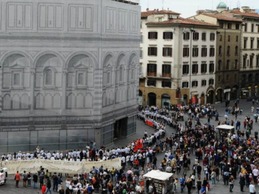Firenze: i cittadini abbracciano il Battistero, le immagini
