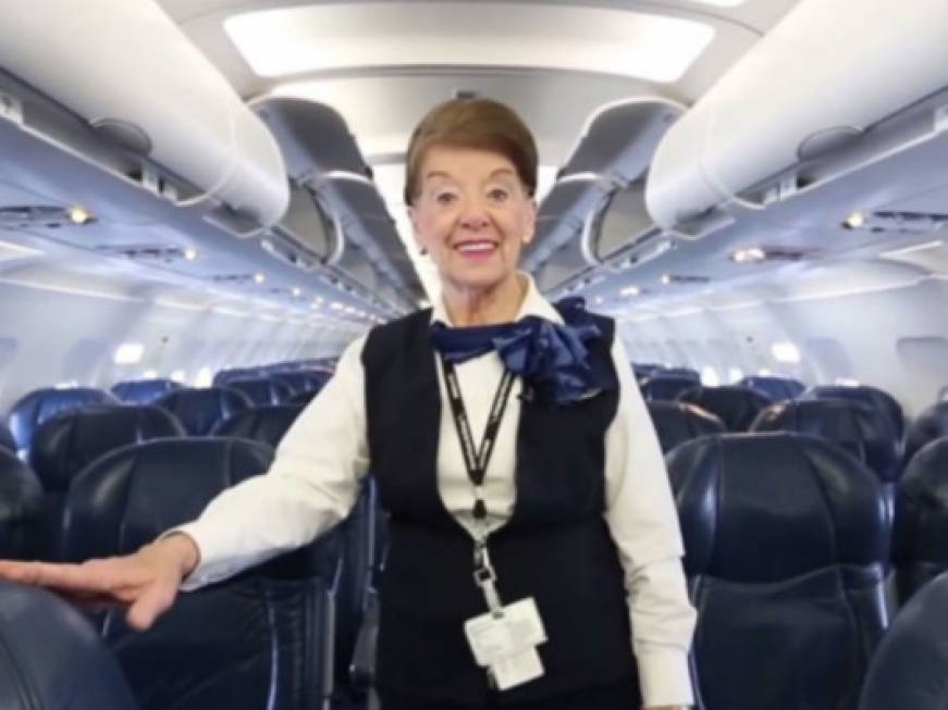 La hostess che non vuole andare in pensione: storia di Bette, ancora in volo a 80 anni