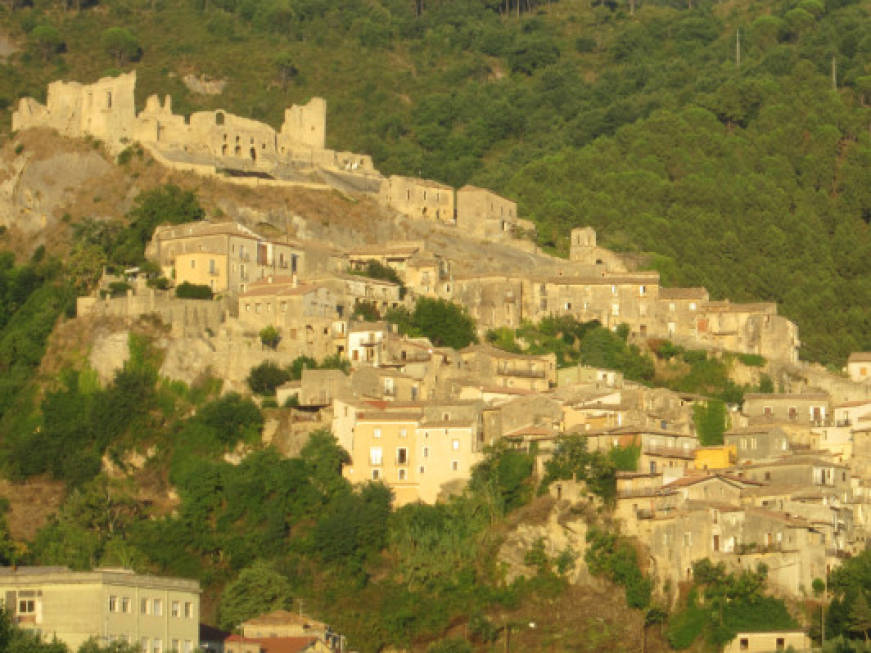 Tesori nascosti in Italia: alla scoperta del borgo di Cleto con il trekking urbano