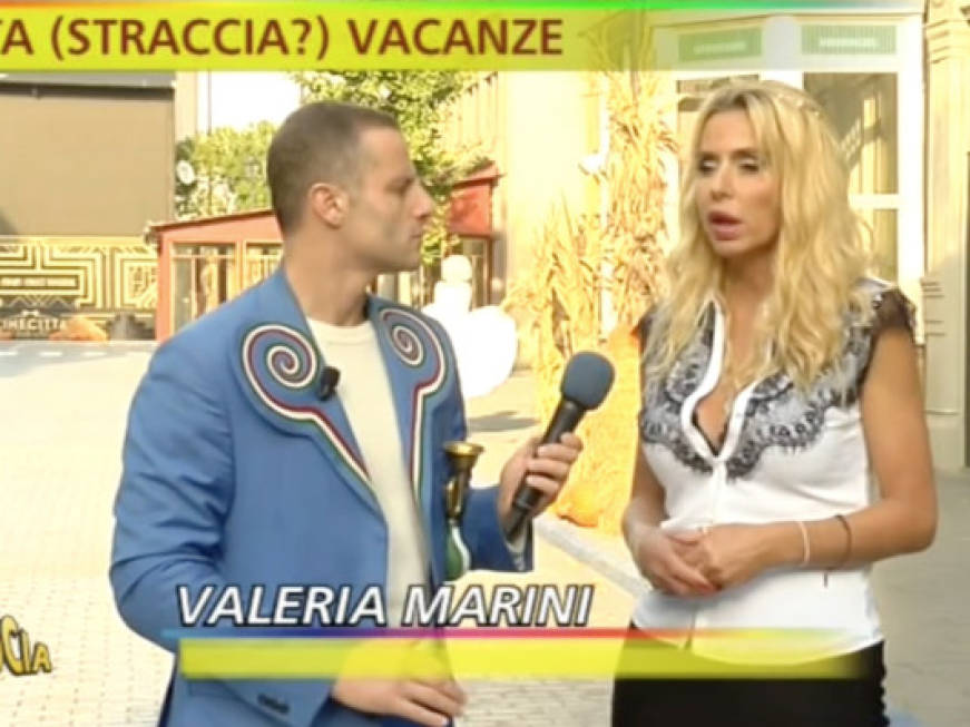 Striscia la Notizia: truffa delle card vacanze con Valeria Marini ignara testimonial
