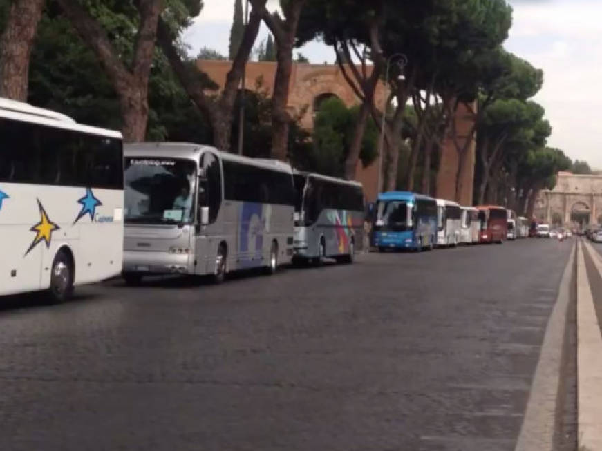 Roma: protesta del turismo contro gli aumenti per i bus turistici