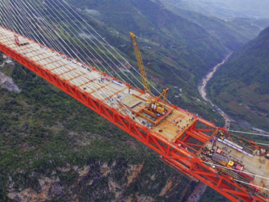 Cina, aperto il ponte più alto del mondo: record da 565 metri