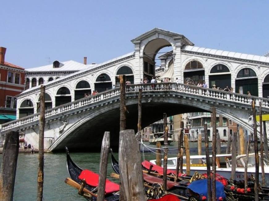 Venezia difende i turisti, tariffe ufficiali per gondole e taxi