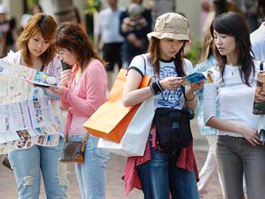 Shopping in viaggio: i cinesi trainano la ripresa del segmento lusso