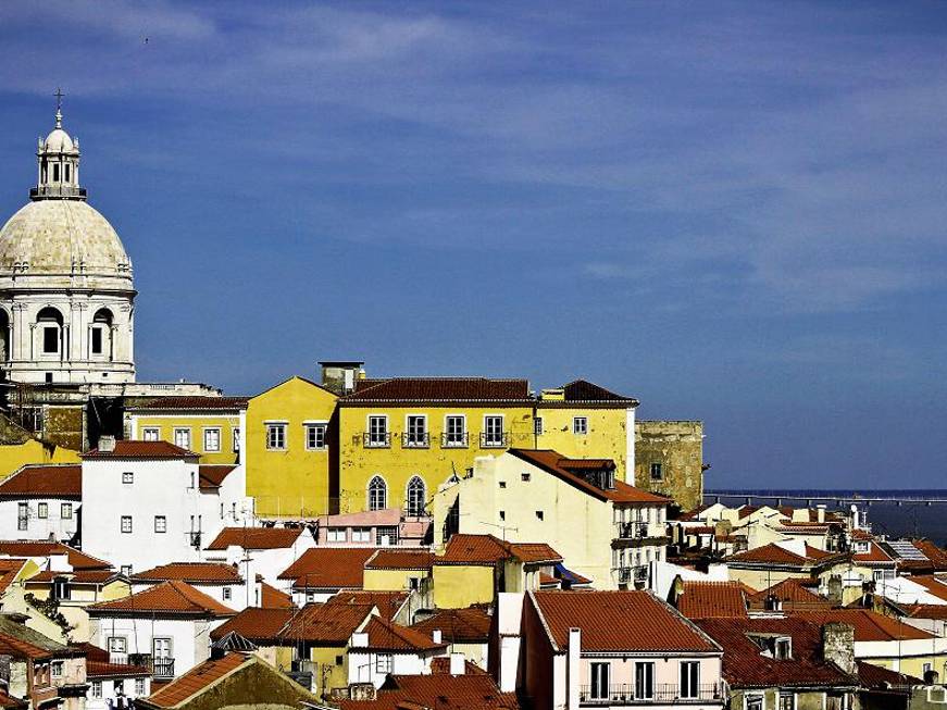 Lisbona, boom di nomadi digitali e turisti: prezzi delle case alle stelle