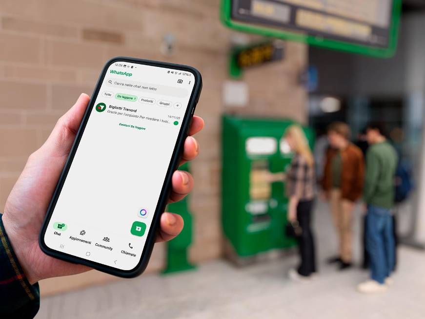 Trenord, ora i biglietti si ricevono su WhatsApp