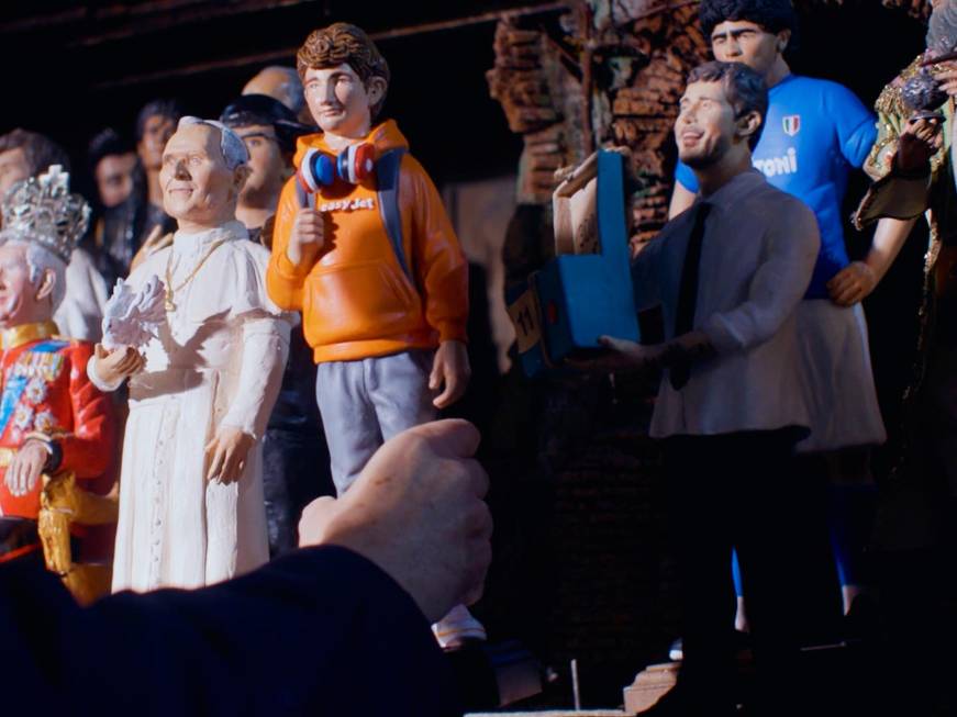 Nasce a Napoli la statuina del presepe firmata easyJet: O’ Viaggiatore