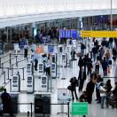 Stati Uniti: stop ai controlli anti Covid negli aeroporti