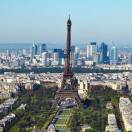 Una zip line sulla Tour Eiffel: il video del grande volo