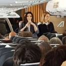 Laura Pausiniversione hostess su un volo Alitalia per il nuovo album