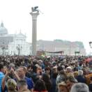 Overtourism a Venezia, scoppia la polemica tra gli artigiani e Cacciari