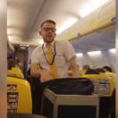 Ryanair, lo steward balla come Britney Spears sulle note di Toxic: il video