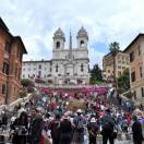 Divieto di sedersi a Trinità dei Monti, multe salate per i turisti