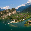 Lago di Garda, lavori acrobatici per la ciclovia panoramica: il video