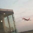 airberlin, il pilota sfiora la torre di controllo per l’ultimo saluto: il video spettacolare