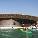 Louvre Abu Dhabi, la straordinaria visita in kayak