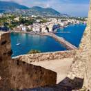 Ischia, tornano i turisti: nel ponte del 25 aprile 35mila arrivi nei porti