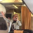 Testimonial a sorpresa: lamentele sul volo Alitalia, ma Pupo riporta la calma cantando. Il video