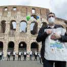 I sindacati si mobilitano a sostegno della filiera turistica: in migliaia al flash mob in diverse piazze italiane