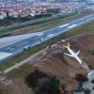 Turchia, l'aereo di Pegasus in bilico sulla scogliera: il video