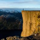 Norvegia, pazza idea: un hotel sul Preikestolen sospeso sui fiordi