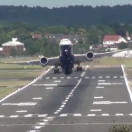 Boeing atterra e decolla in pochi secondi, la prodezza in un video