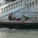 Farsi il caffè sui gradini di Rialto costa mille euro: multa e Daspo a due turisti stranieri a Venezia