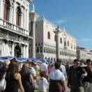 Venezia, la proposta del sindaco Brugnaro: “Una tassa sui soggiorni più brevi”