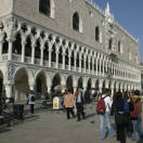 Venezia contro l'abusivismo, il sindaco Brugnaro: &quot;Un registro per gli affitti brevi ed Airbnb&quot;