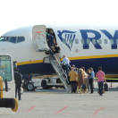 Scioperi e voli cancellati: Ryanair consegna una petizione all'Ue per difendere i sorvoli