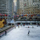 New York: apre la pista di pattinaggio al Rockefeller Center