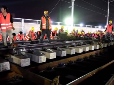 Un collegamento ferroviario costruito in 9 ore: lo spettacolare video dalla Cina