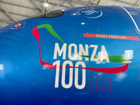 Ita Airways, l’A350 dedicato a Enzo Ferrari in volo con le Frecce Tricolore al Gp di Monza