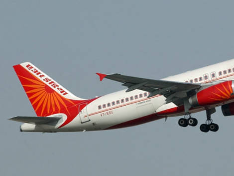 Air India peserà gli assistenti di volo: scatta la polemica