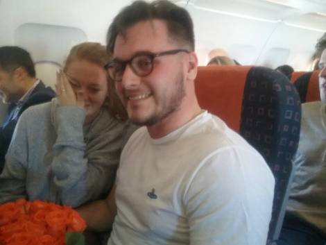 San Valentino su easyJet: proposta di matrimonio a 10.000 metri. Il video