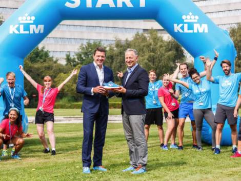 Asics dedica una scarpa da running ai 100 anni di Klm