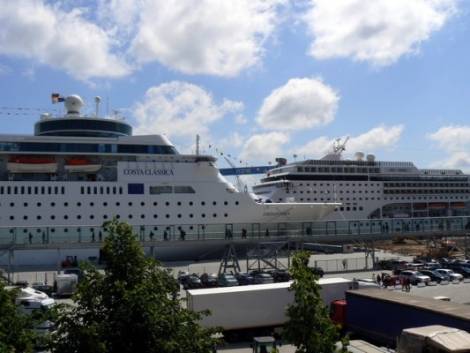 Le navi da crociera in cerca di porti dove ormeggiare in attesa della ripresa