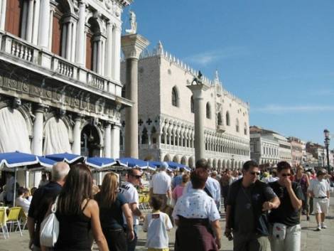 Venezia, la proposta del sindaco Brugnaro: “Una tassa sui soggiorni più brevi”